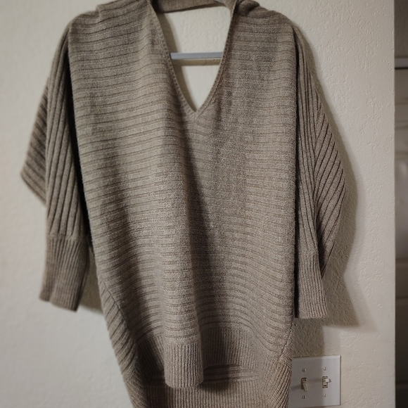 Tan color sweater with slightly open back size extra large New York & company - Picture 3 of 4